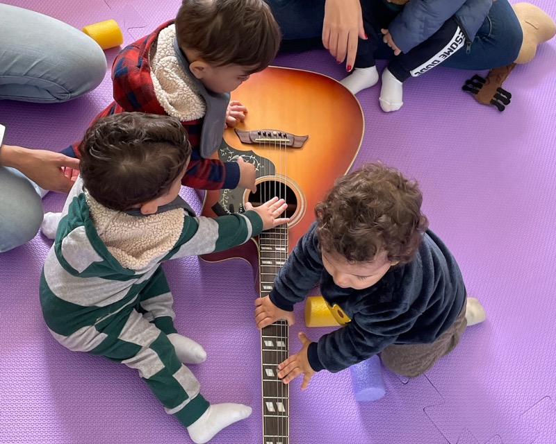 Crianças em aula de musicalização no Viva